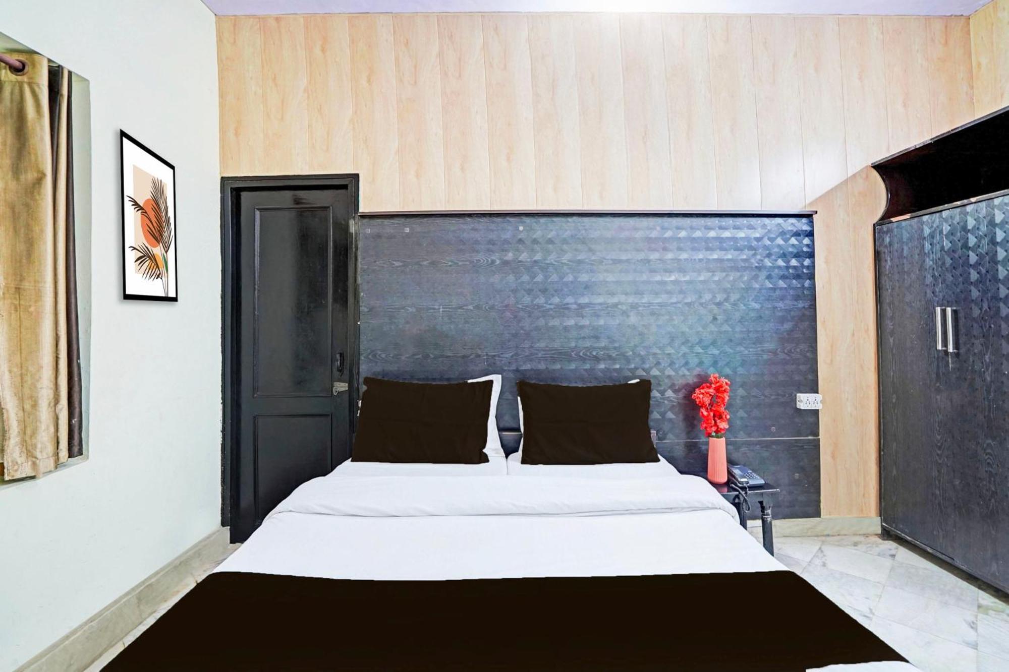 Capital O 15091 Gaurav Boarding House Hotel Mathura Exterior foto