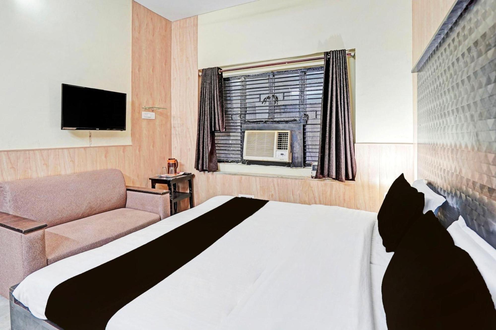 Capital O 15091 Gaurav Boarding House Hotel Mathura Exterior foto