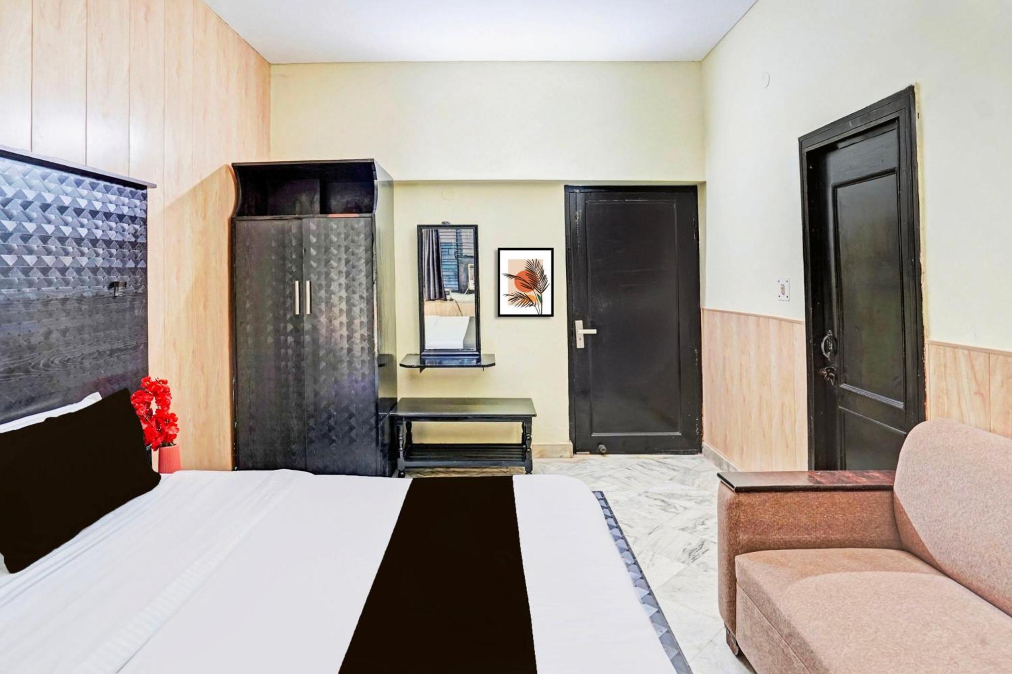 Capital O 15091 Gaurav Boarding House Hotel Mathura Exterior foto