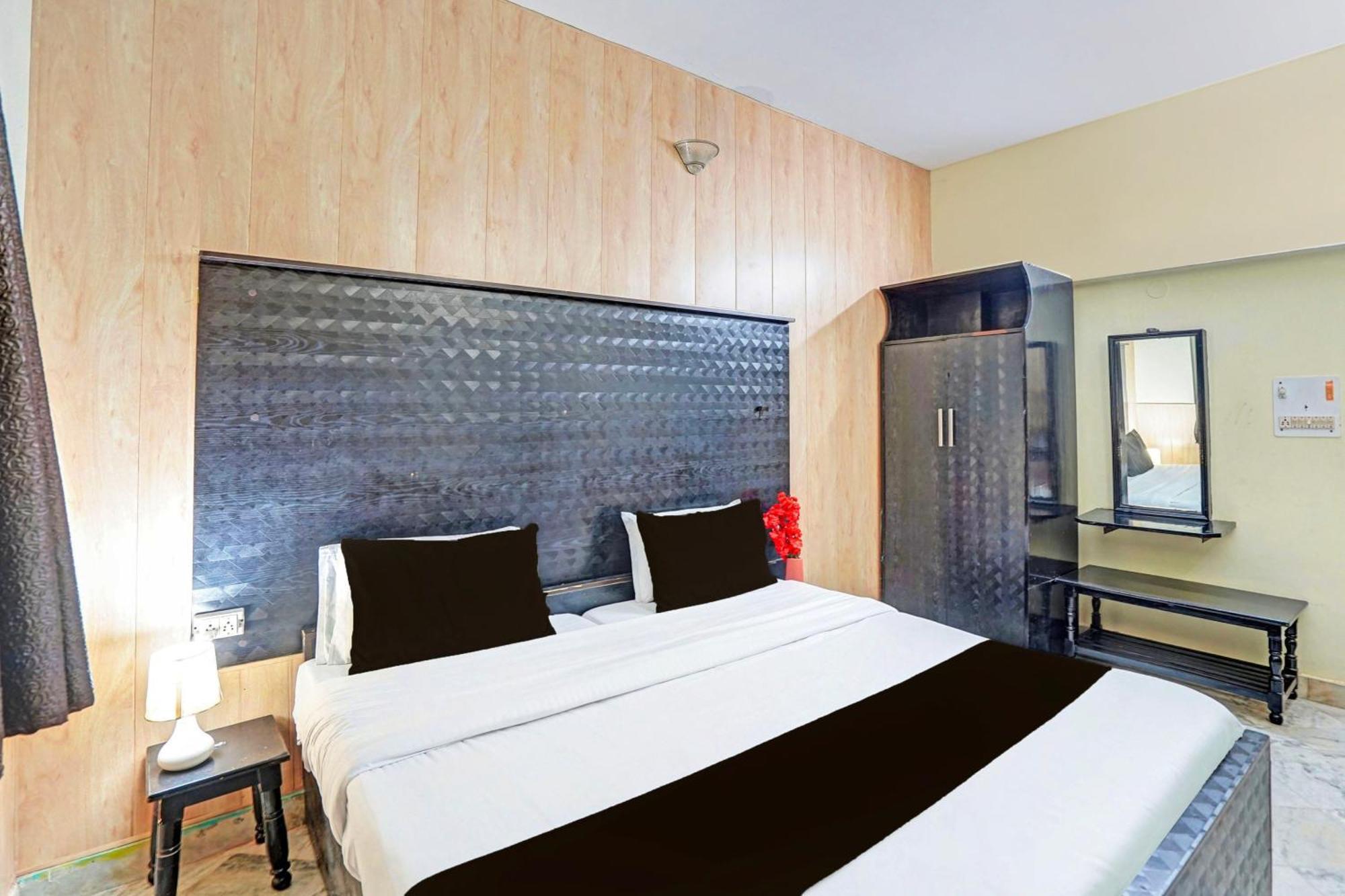 Capital O 15091 Gaurav Boarding House Hotel Mathura Exterior foto
