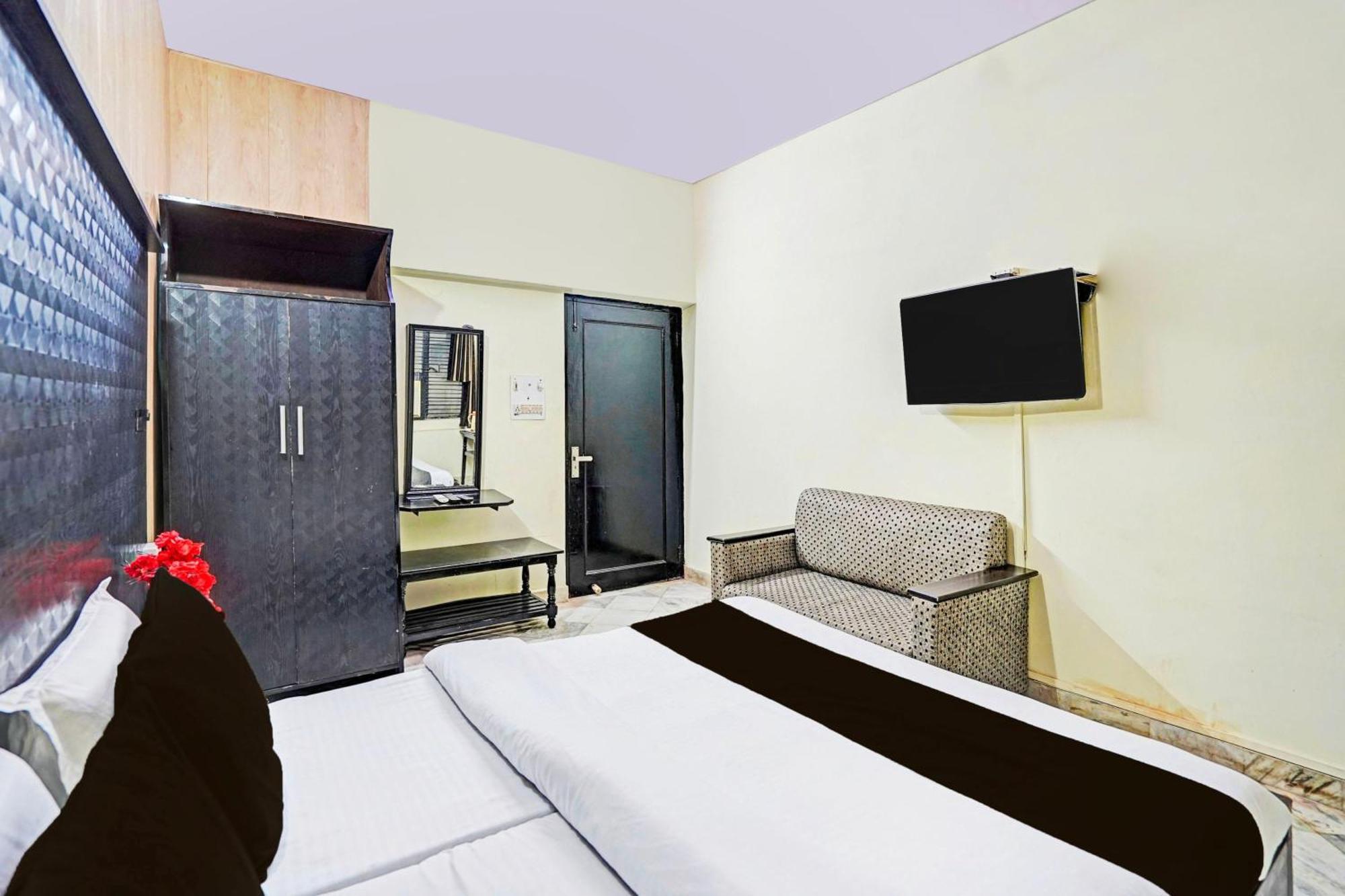 Capital O 15091 Gaurav Boarding House Hotel Mathura Exterior foto