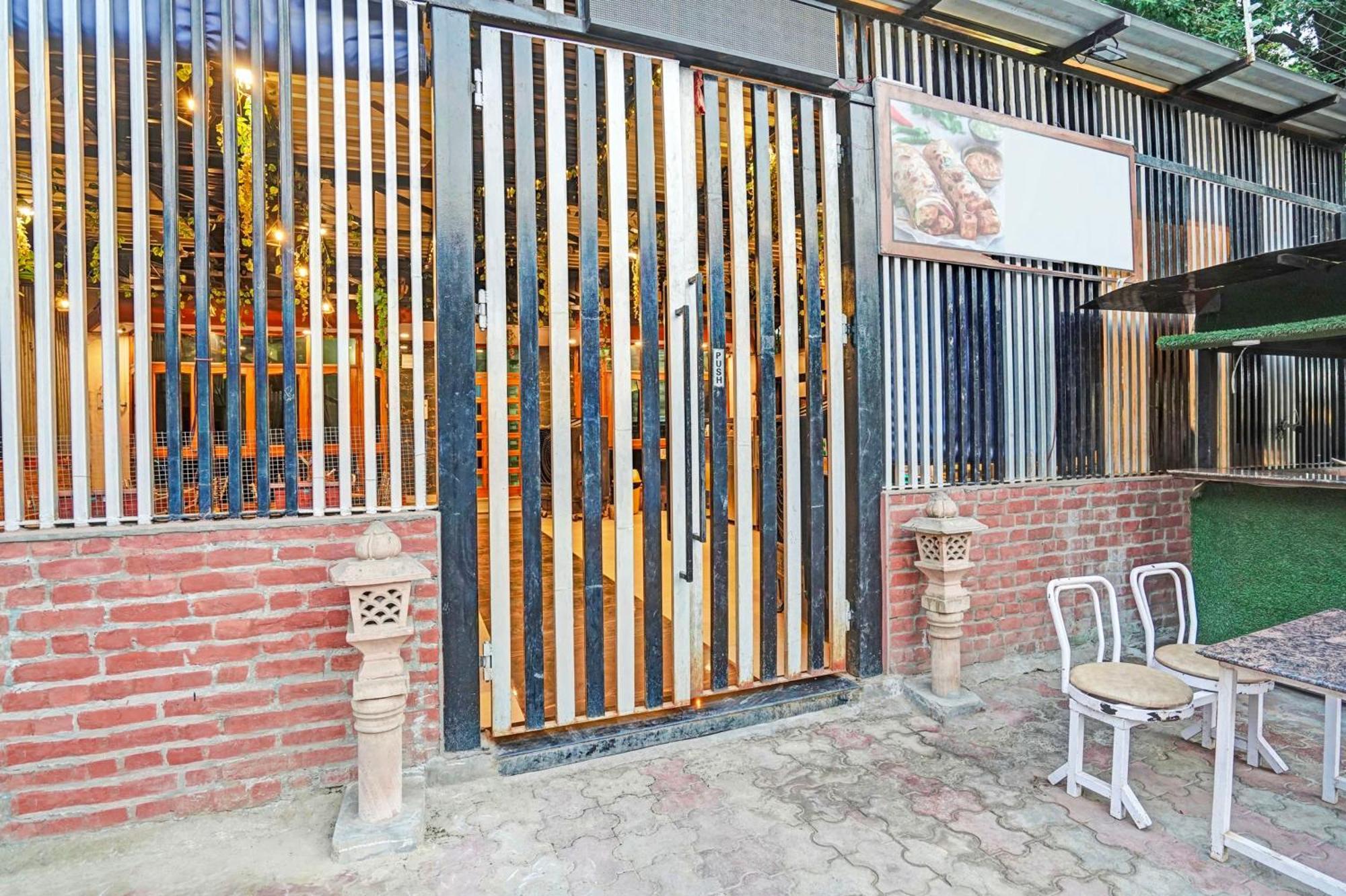 Capital O 15091 Gaurav Boarding House Hotel Mathura Exterior foto