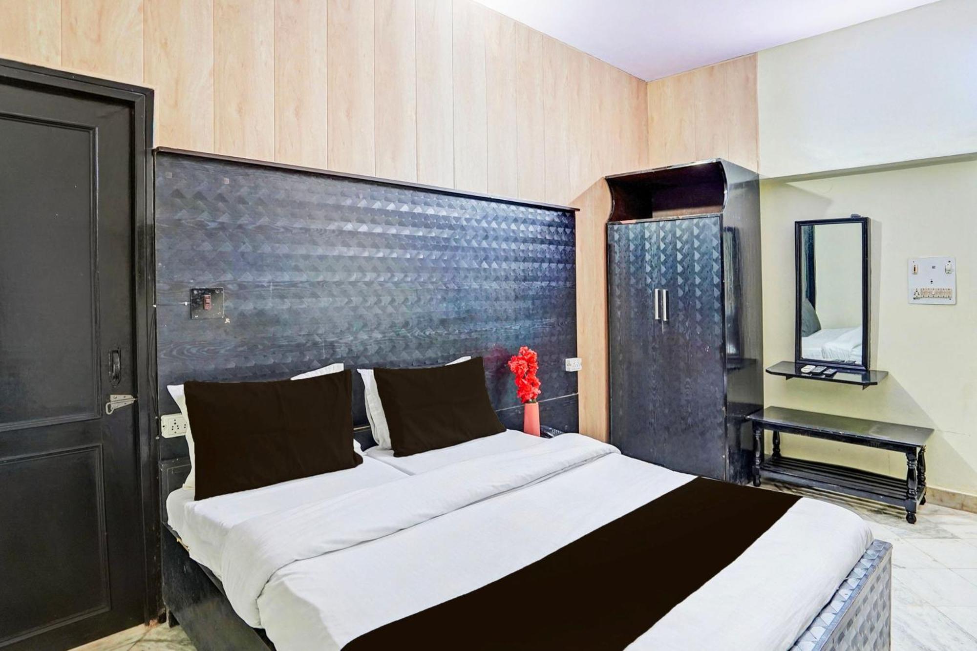 Capital O 15091 Gaurav Boarding House Hotel Mathura Exterior foto