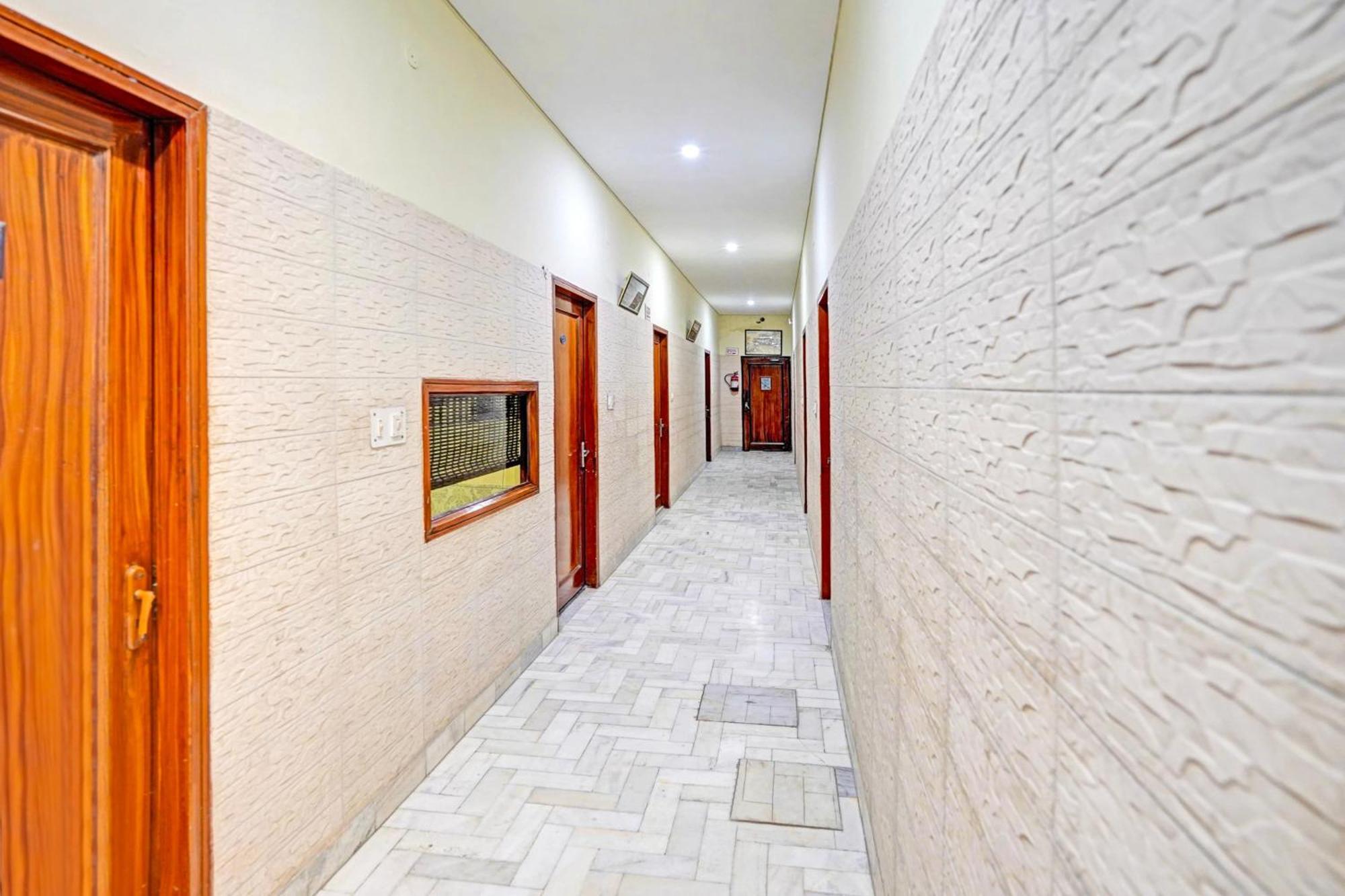 Capital O 15091 Gaurav Boarding House Hotel Mathura Exterior foto