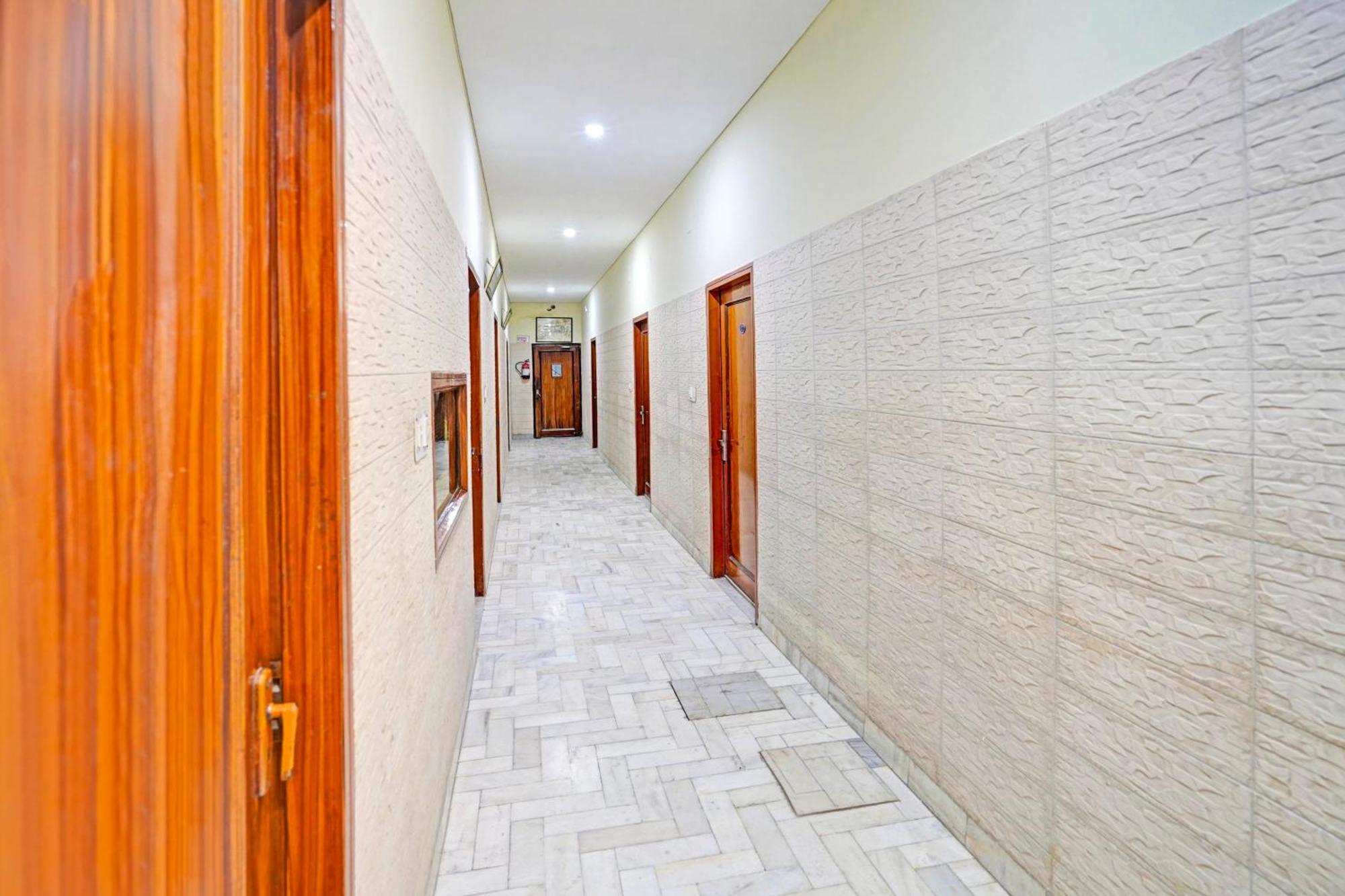 Capital O 15091 Gaurav Boarding House Hotel Mathura Exterior foto
