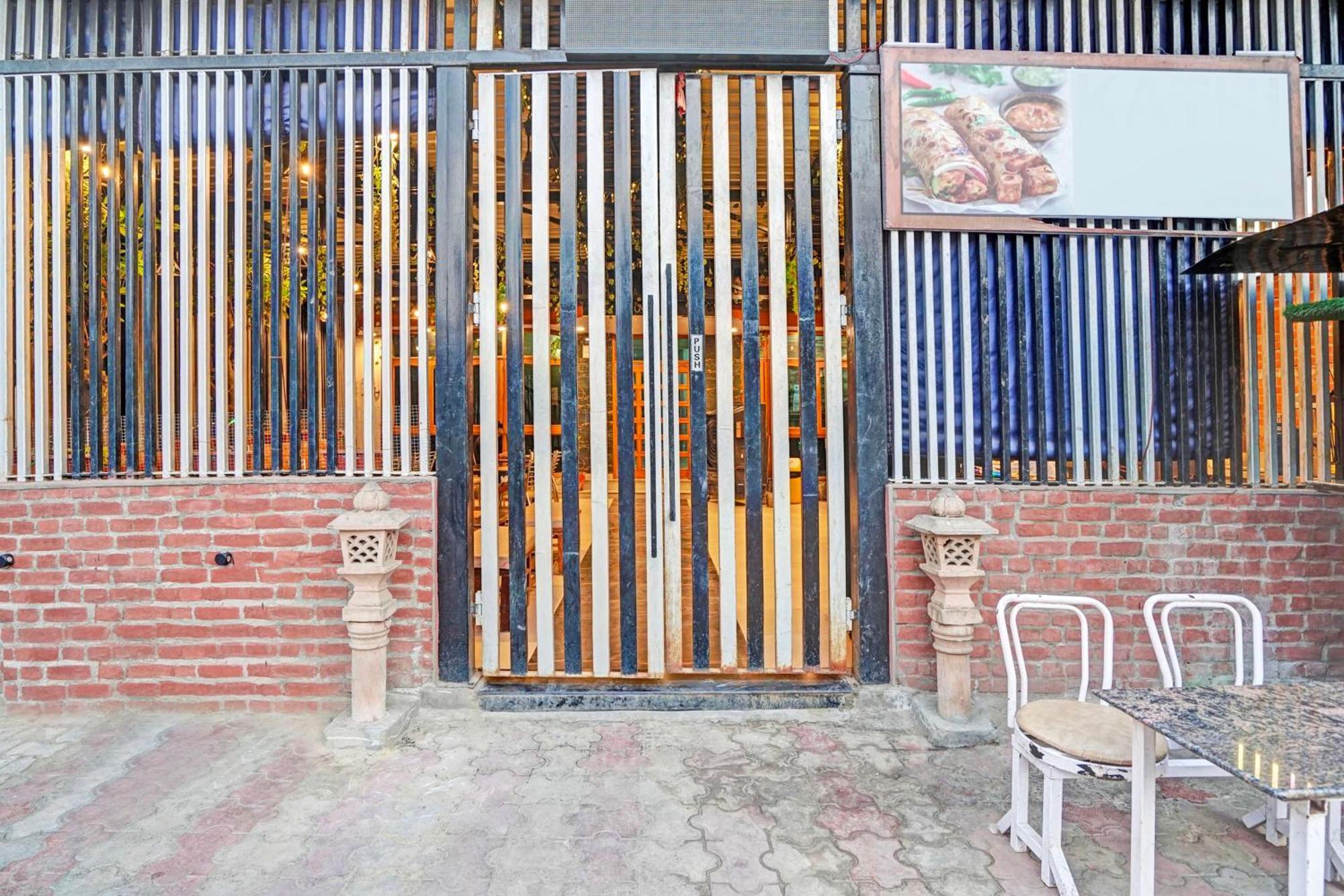 Capital O 15091 Gaurav Boarding House Hotel Mathura Exterior foto